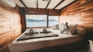 Hindia Room sea-view cabin aboard Papiton Lopi