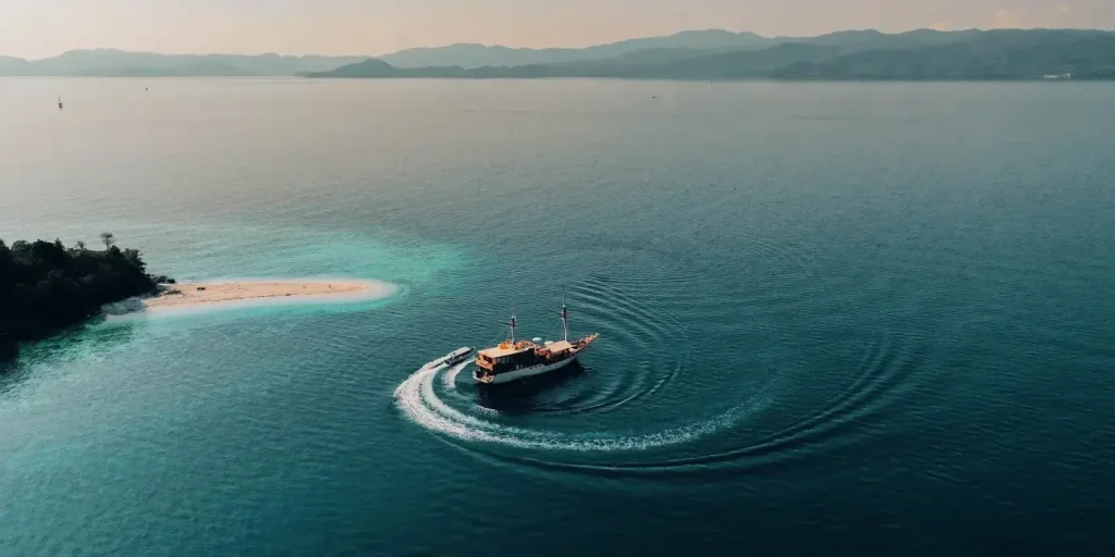 Pinta liveaboard sailing in Komodo
