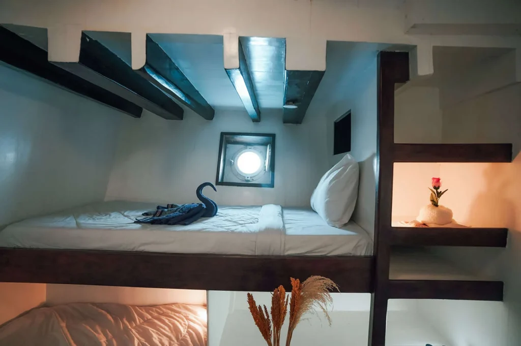 Triple cabin with a double bed and an upper single berth aboard Queenesia II