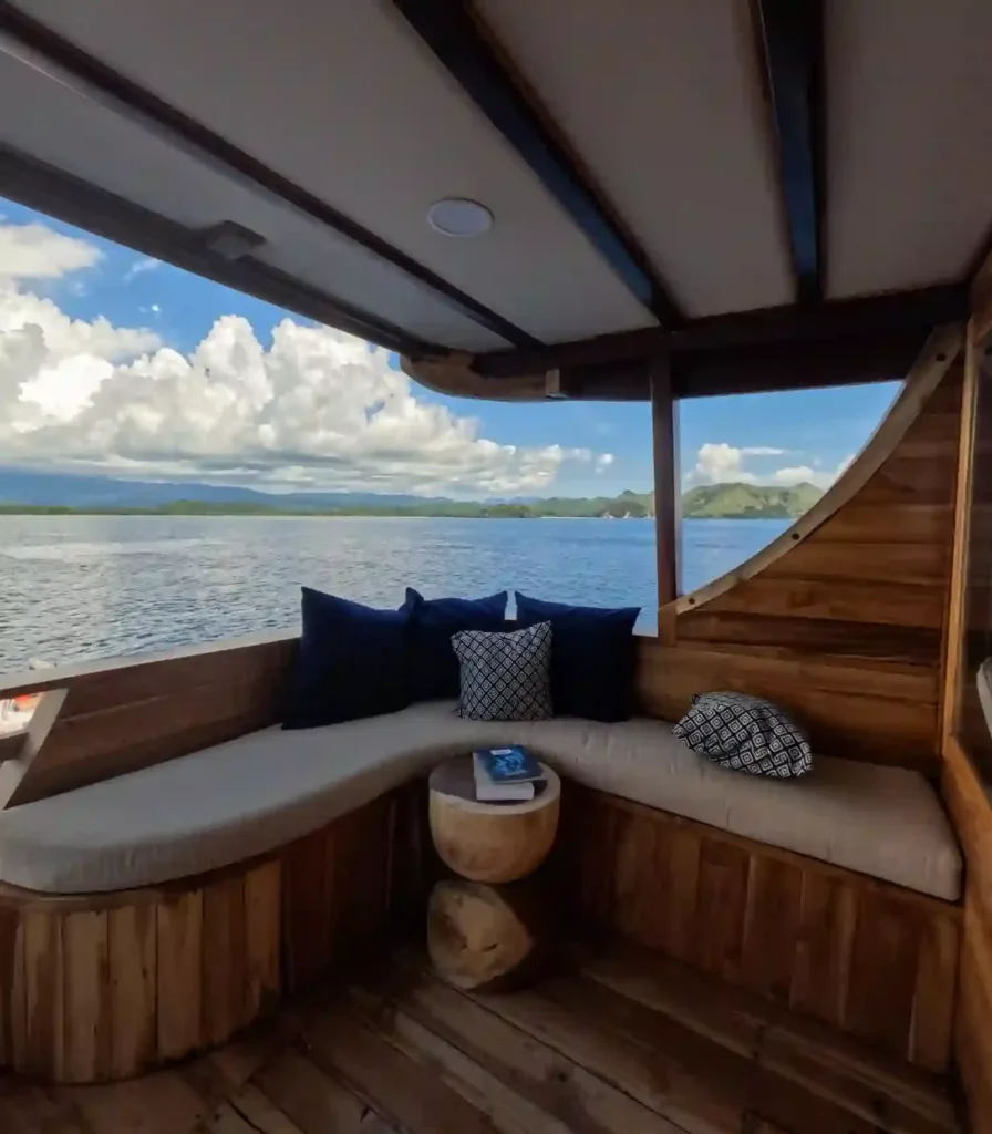 Private balcony and jacuzzi of the Malacca 1 cabin on Raffles Cruise