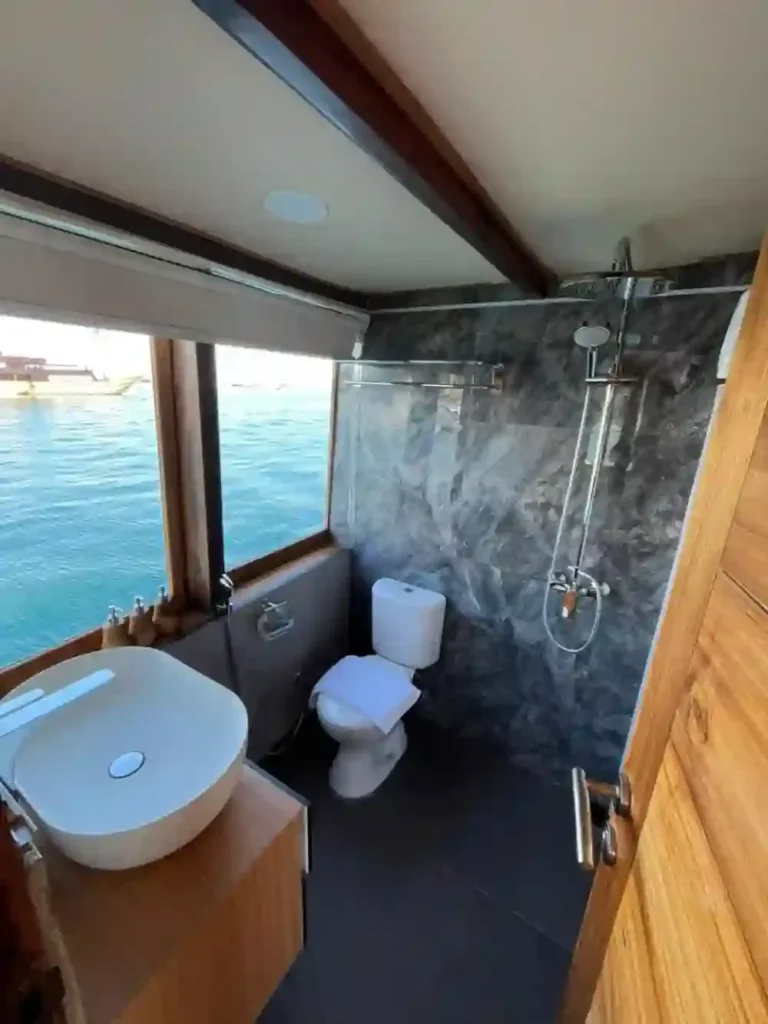 Bathtub in the Malacca 2 cabin on Raffles Cruise, in place of the Malacca 1 jacuzzi