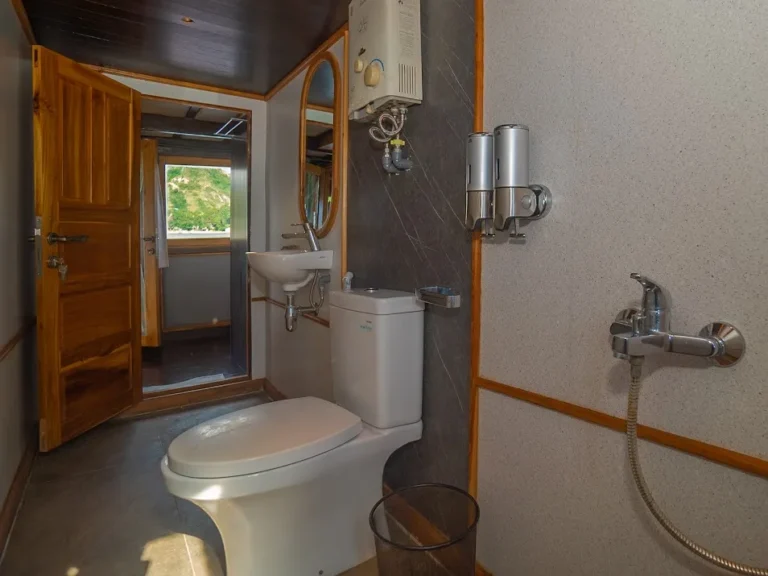 Master Cabin ensuite bathroom aboard Revfiero phinisi