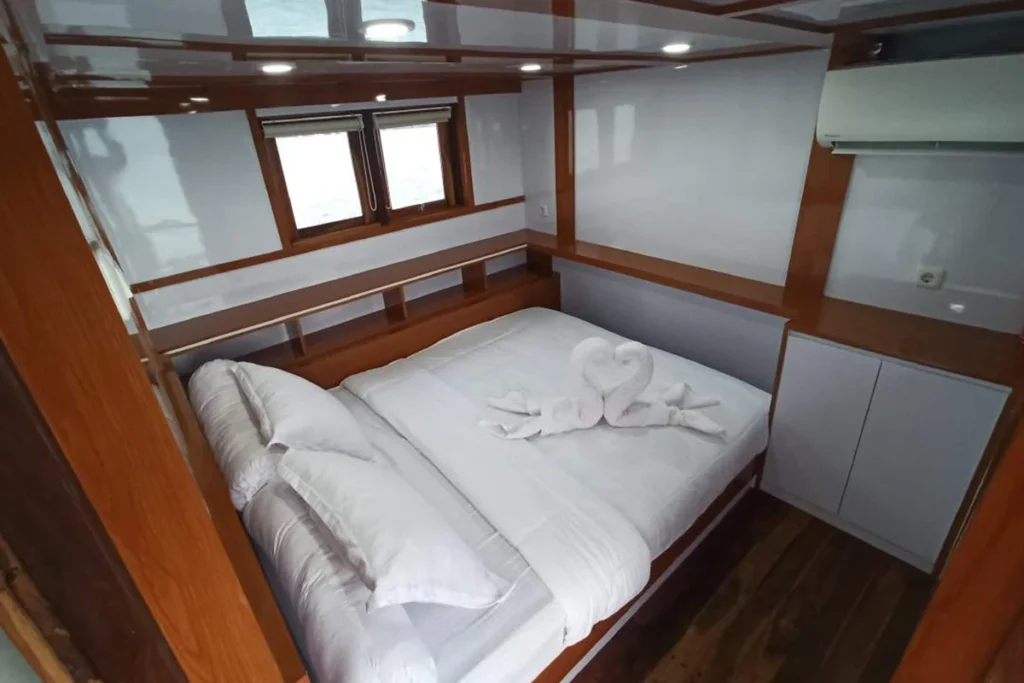 Deluxe cabin aboard Riley phinisi