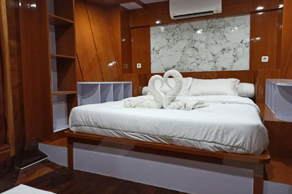 Junior Suite cabin aboard Riley phinisi