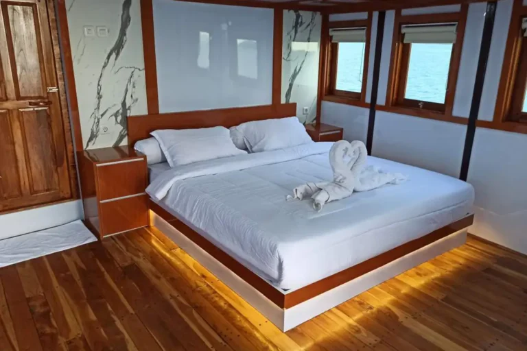 Master Suite cabin aboard Riley phinisi