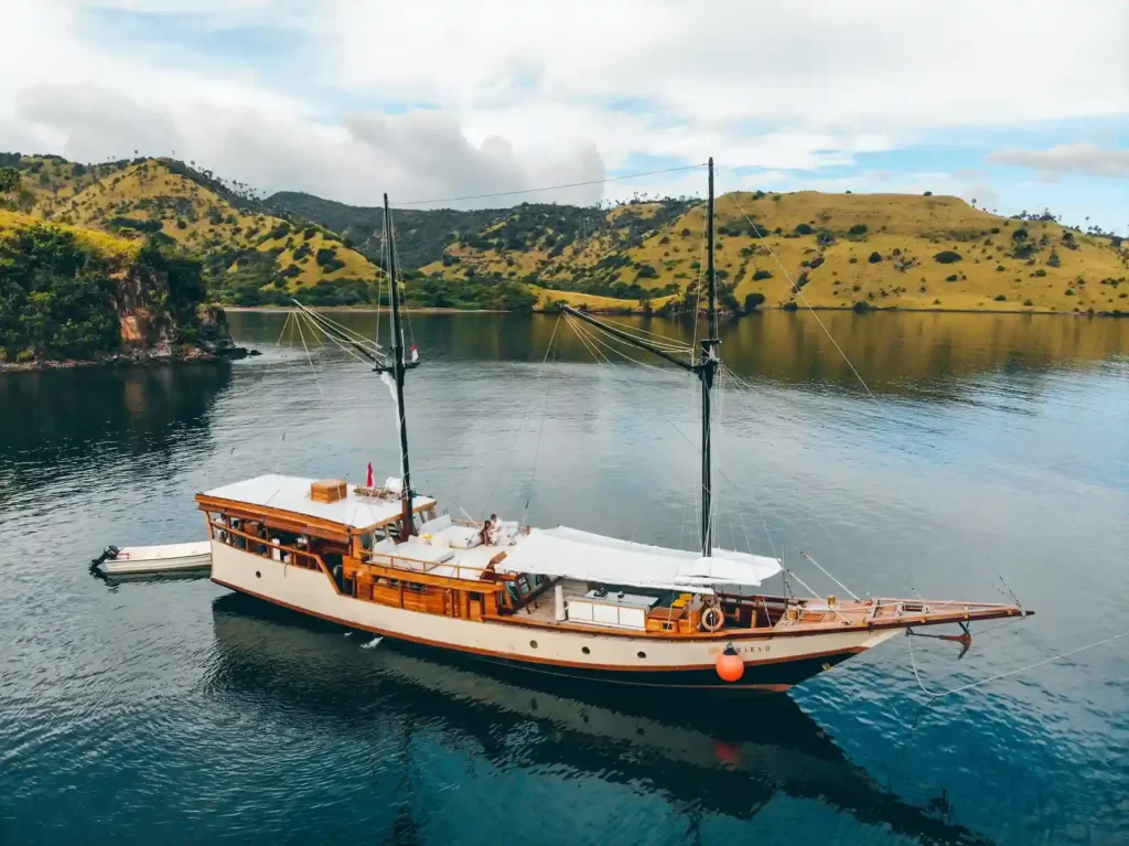 Samara 2 private phinisi sailing in Komodo National Park