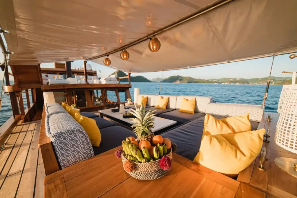 Outdoor dining area aboard Samara 2 phinisi