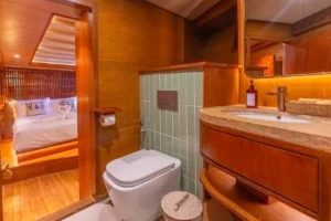 Sanctuary Junior Suite Clownfish and Jellyfish ensuite bathroom