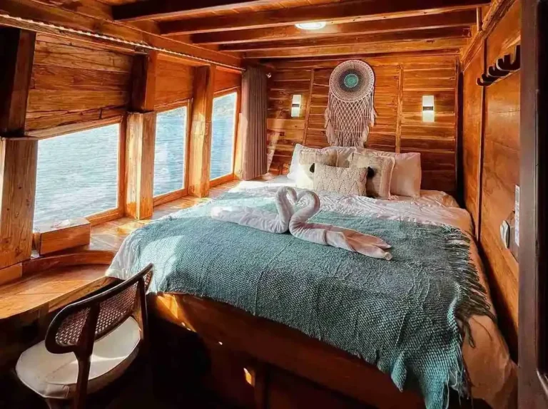 Deluxe Cabin aboard Sands Bajo phinisi