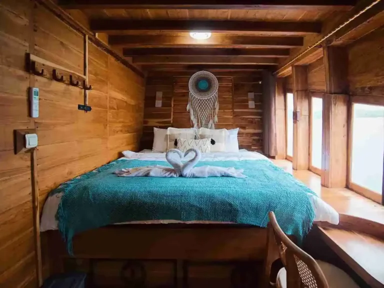 Deluxe Cabin interior aboard Sands Bajo phinisi