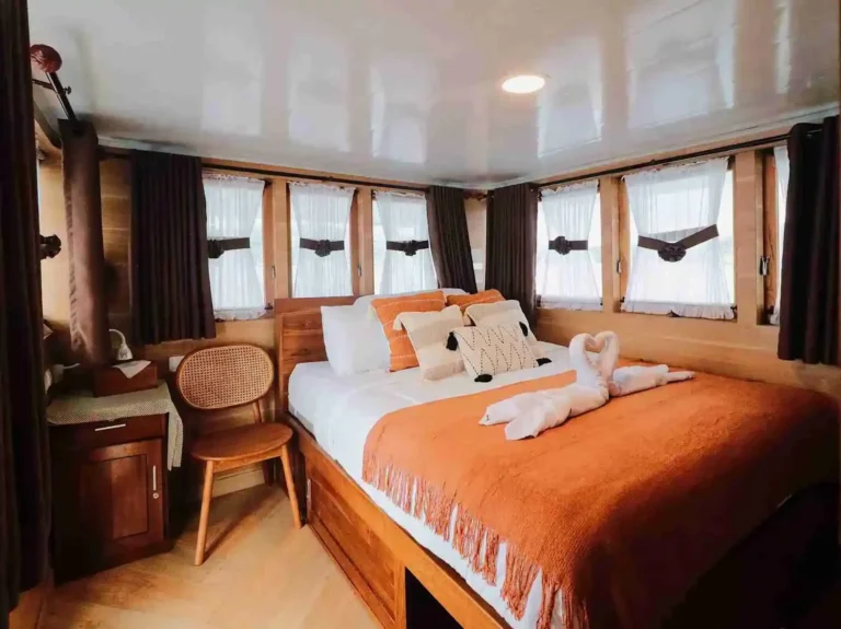 Master Cabin aboard Sands Bajo phinisi