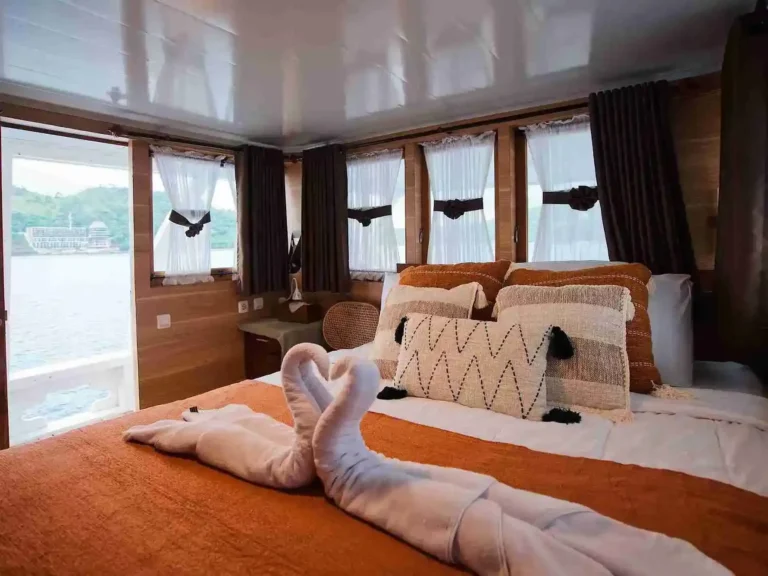 Master Cabin interior aboard Sands Bajo phinisi