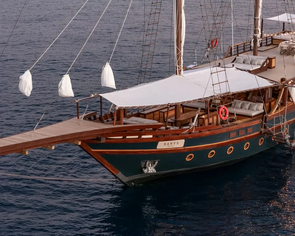 Side exterior of Sanya luxury phinisi yacht