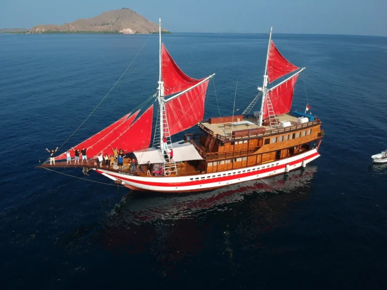 Sea Familia two deluxe phinisi exterior