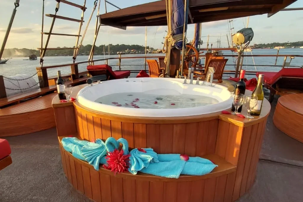 Jacuzzi on the outdoor deck of Sea Safari 6