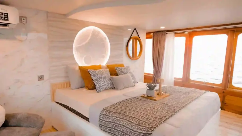 Moon cabin on Semesta Voyages, the owners suite with a private jacuzzi and balcony