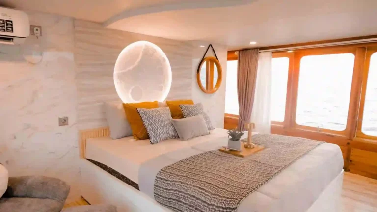 Moon cabin on Semesta Voyages, the owners suite with a private jacuzzi and balcony