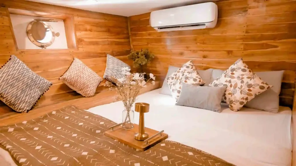 Deluxe suite on Semesta Voyages with a double bed and private bathroom