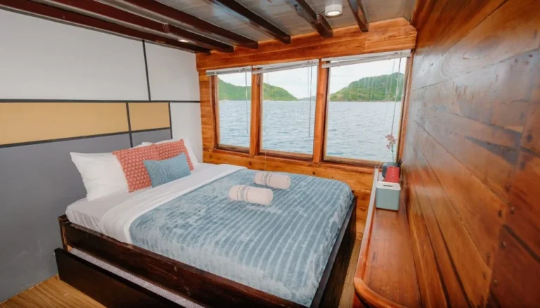 Deluxe Ocean Suite cabin aboard Senada phinisi