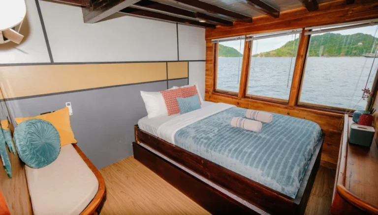 Deluxe Ocean Suite cabin aboard Senada phinisi