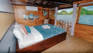 Panoramic Suite Balcony upper-deck cabin aboard Senada phinisi