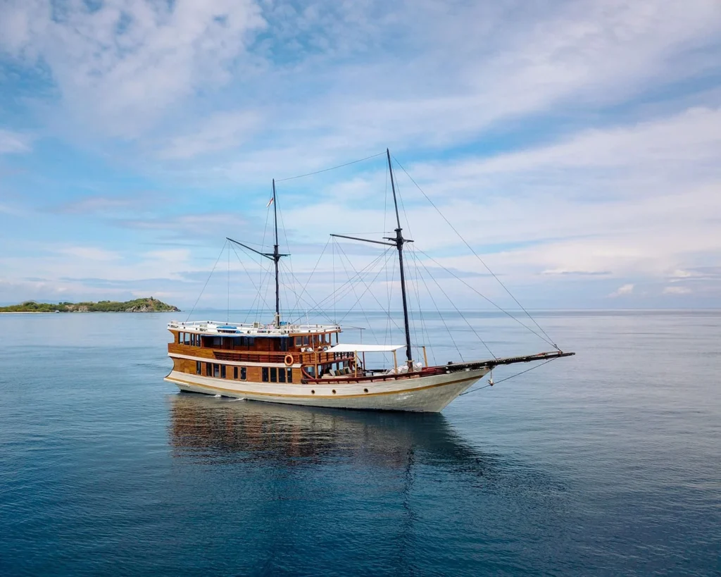 Senada phinisi sailing in Komodo waters