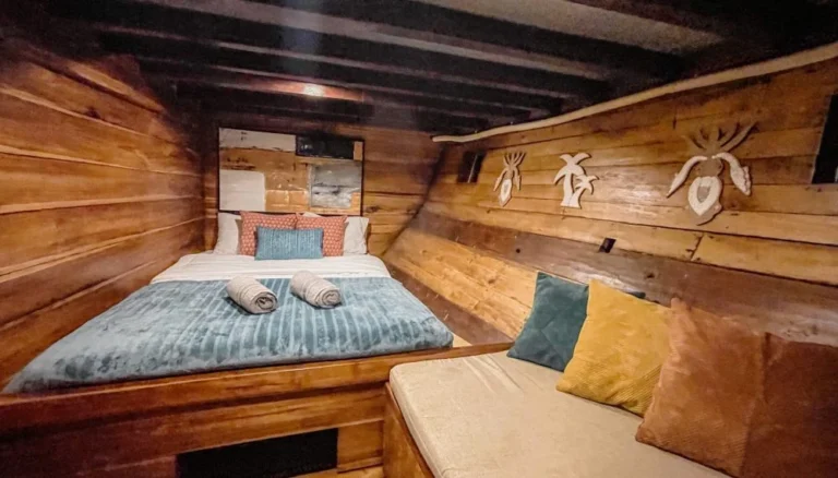 Superior Suite lower-deck cabin aboard Senada phinisi