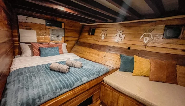 Superior Suite interior on the lower deck aboard Senada phinisi