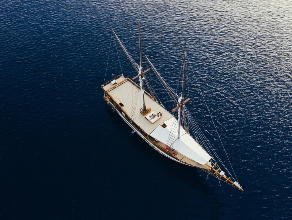 Profile view of Senja phinisi yacht