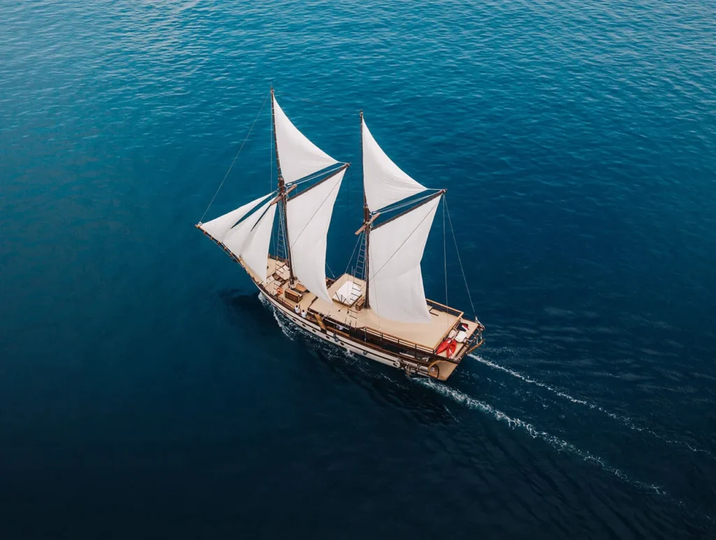 Life on board Senja phinisi