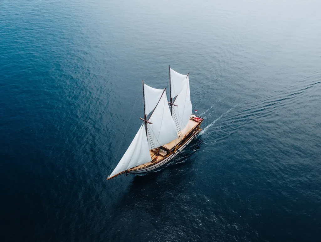 Senja phinisi under sail