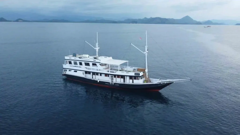 SIP 1 phinisi exterior in Komodo National Park