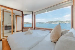 Master Cabin aboard Sora phinisi with double bed and private ensuite