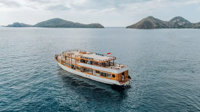 Sora phinisi exterior cruising around Labuan Bajo and Komodo