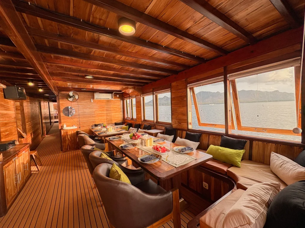 Sundari dining table setting aboard Sundari Voyages phinisi