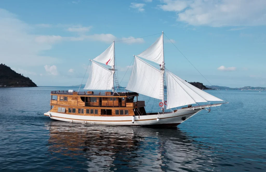 Sundari exterior under sail aboard Sundari Voyages phinisi