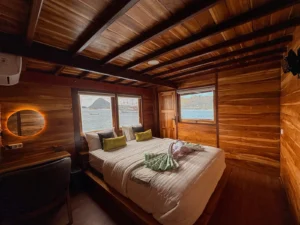 Sundari master cabin aboard Sundari Voyages phinisi