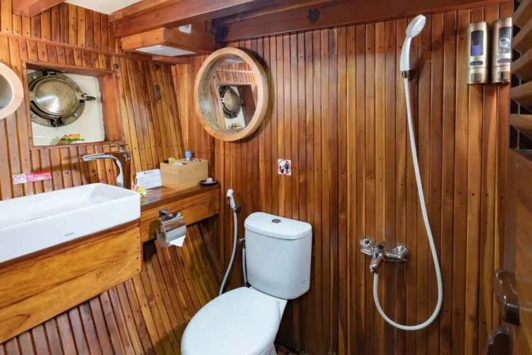 Private ensuite bathroom in the Arjuna Cabin aboard Supraba