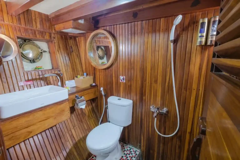 Private ensuite bathroom in the Sadewa Cabin aboard Supraba