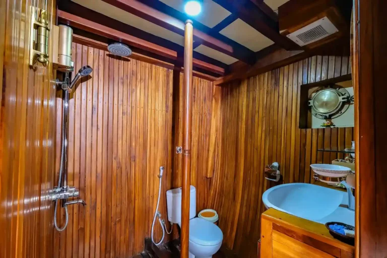 Private ensuite bathroom in the Wisnu Master Cabin aboard Supraba