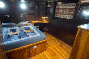 Double suite aboard Tambora, with the bed aligned lengthwise with the hull