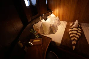 Storage and writing desk in a double suite aboard Tambora