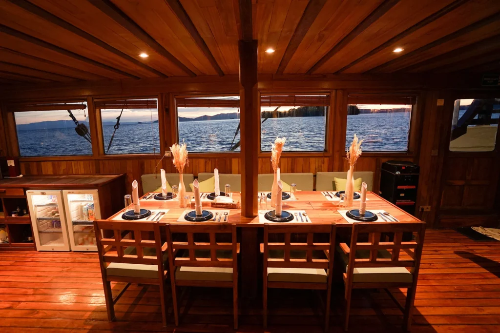 Dining space in the Tambora salon