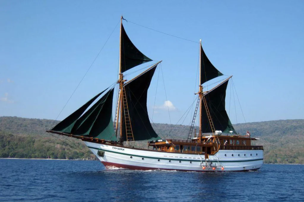 Hull and rigging of the Tambora phinisi