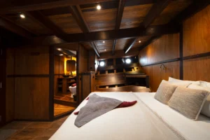 Ta’Talasa Bugis Cabin king bed and ensuite entrance