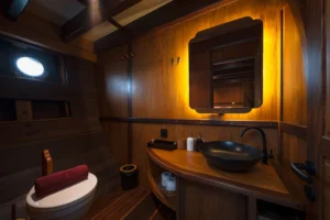 Private ensuite bathroom in Ta’Talasa Dayak Cabin
