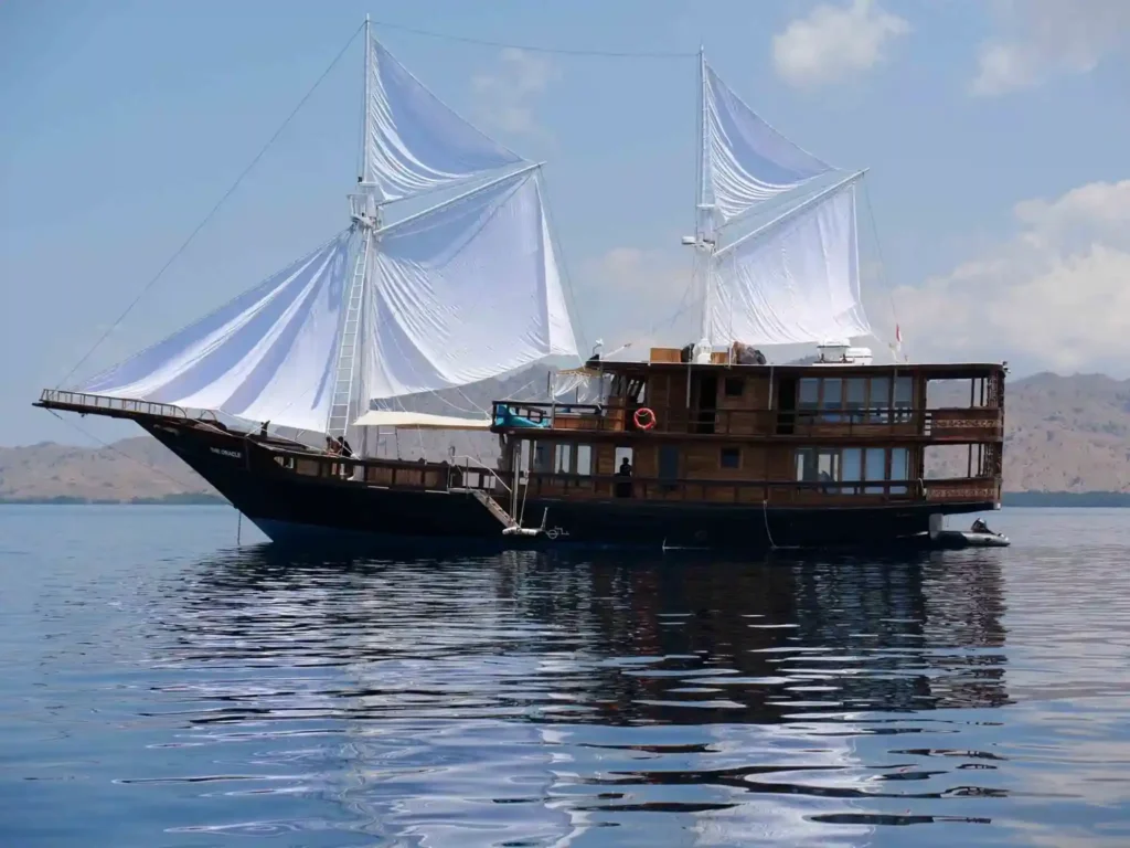 The Oracle phinisi yacht on charter