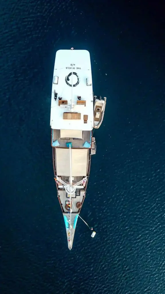 The Oracle phinisi yacht charter Indonesia