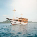 Vinca Voyages, a 31-metre phinisi, sailing in Komodo National Park