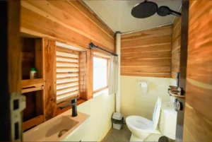 Private bathroom in a Signature cabin aboard Yukai phinisi